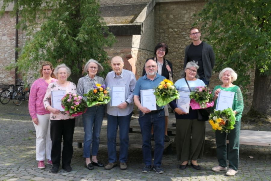 Gruppenbild der Mieterinnen und Mieter sowie gewobau Mitarbeiter und Mitarbeiterinnen bei der Ehrung in der Rüsselsheimer Festung