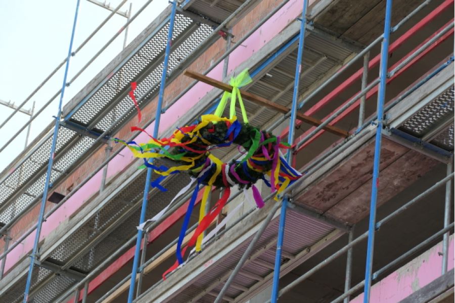 Richtfest mit Richtkranz in der Moritz-von-Schwind-Straße 27