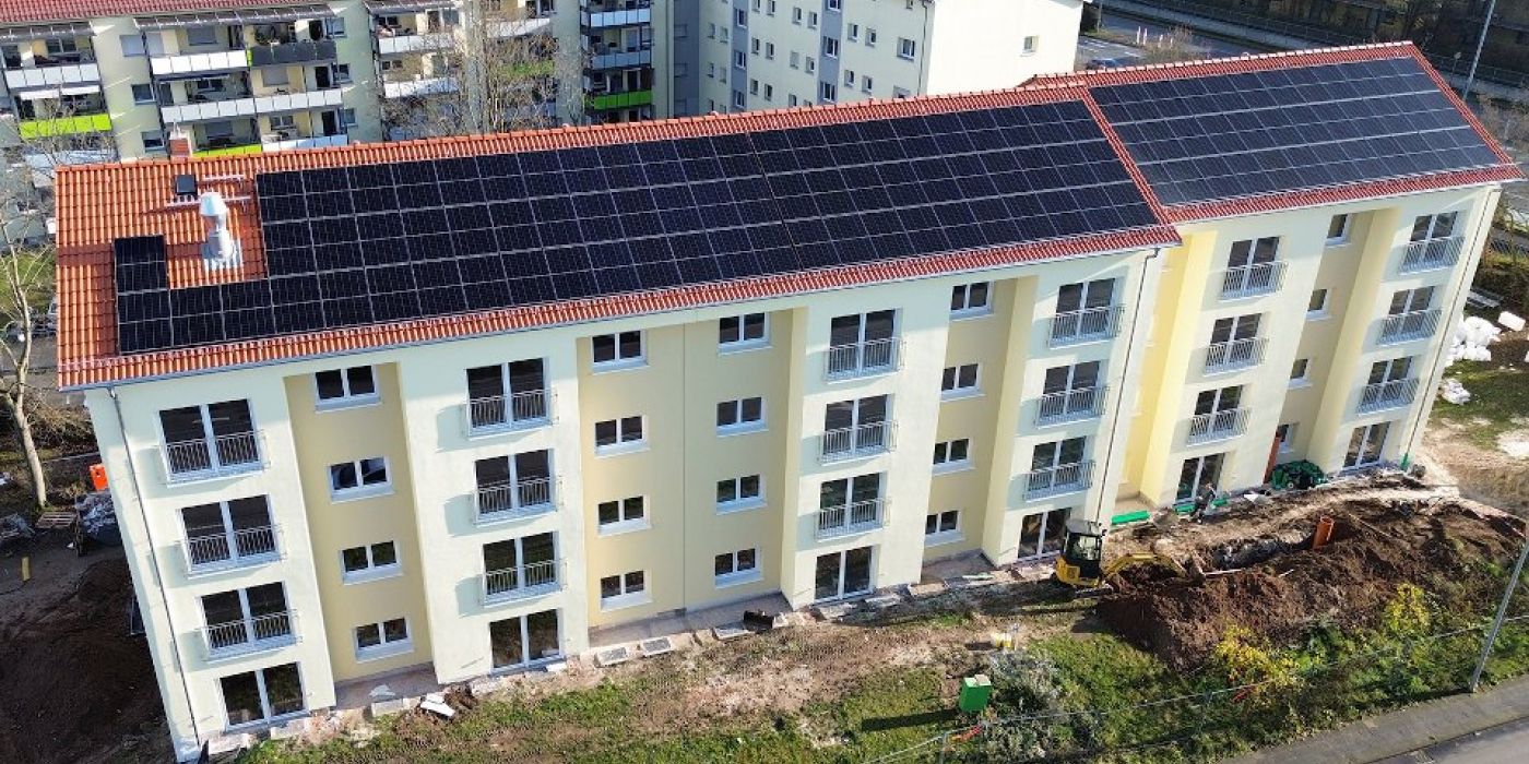 Die neue PV-Anlage auf dem Dach des modernisierten Wohngebäudes Käthe-Kollwitz-Straße 16 - 20