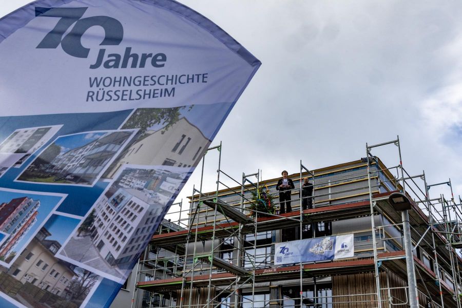 Zimmermeister Markus Mey bei seinem Richtspruch auf dem Gerüst des Neubaus