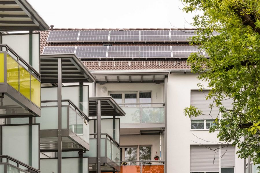 Zu sehen ist ein gewobau Wohngebäude mit Solarenergieanlage