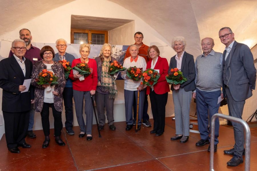 Gruppenbild mit Torsten Regenstein und den geehrten langjährigen Mietern und Mieterinnen