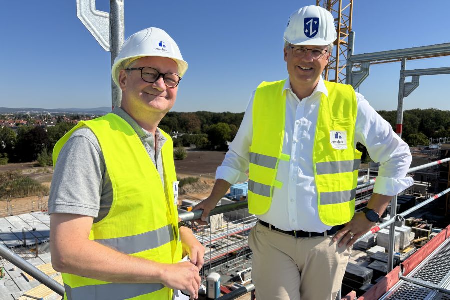 gewobau Geschäftsführer Torsten Regenstein und Oberbürgermeister Patrick Burghardt auf der Baustelle des Neubauprojekts „Quartier am Ostpark“