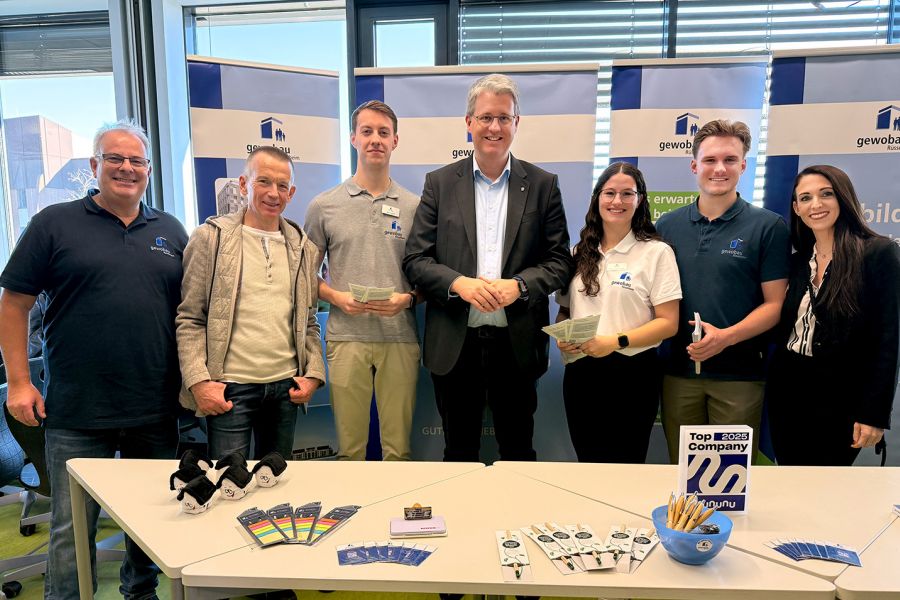 gewobau Gruppenbild mit Landrat Thomas Will und Oberbürgermeister Patrick Burghardt bei der Azubimesse 2025