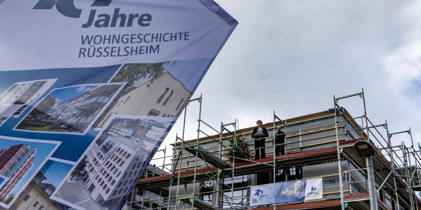 Zimmermeister Markus Mey bei seinem Richtspruch auf dem Gerüst des Neubaus