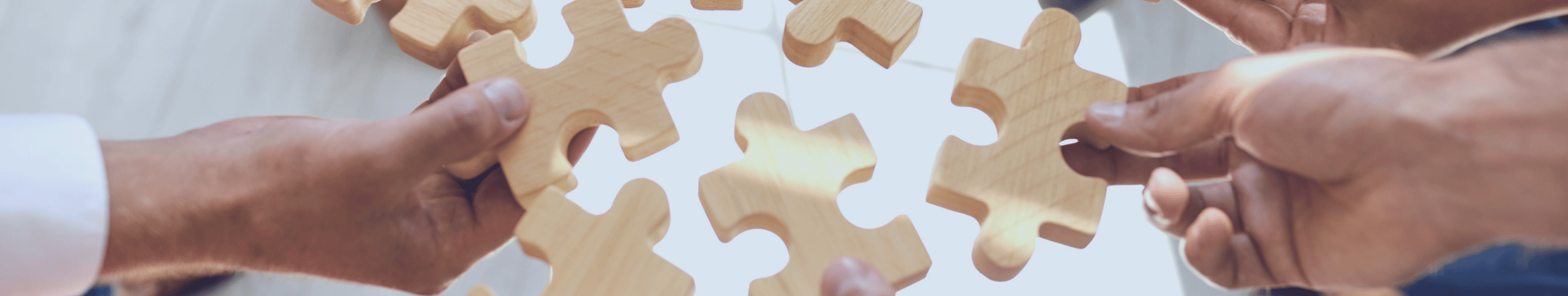 Mitarbeiter halten Puzzleteile