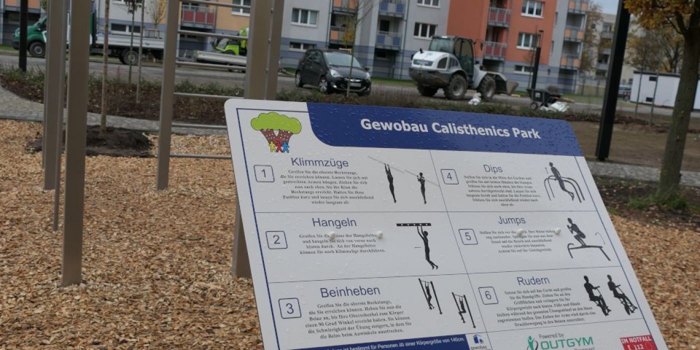 Das Schild erklärt die Nutzung der einzelnen Geräte im Calisthenics-Park