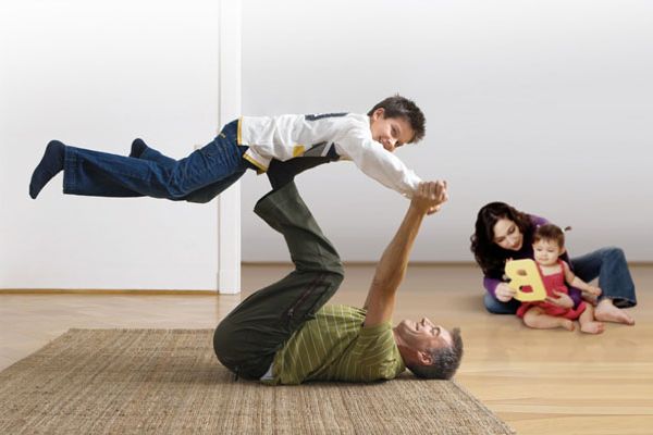 Eltern spielen mit ihren Kindern