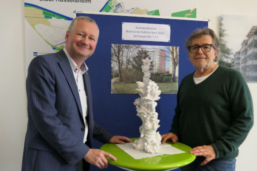 Torsten Regenstein und Karl-Heinz Becker präsentieren das Modell des neuen Kunstwerks