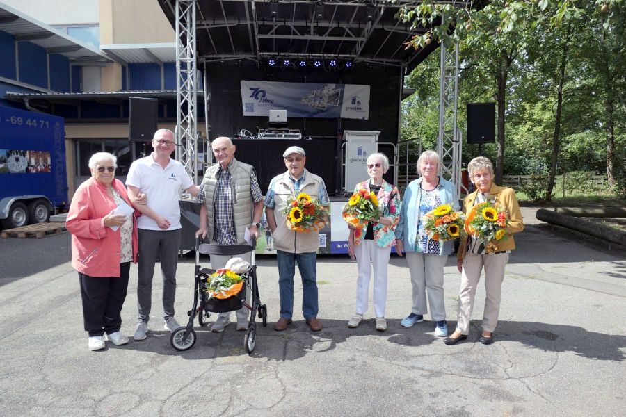 Geschäftsführer Torsten Regenstein ehrt die langjährigen Mieterinnen und Mietern der gewobau im Rahmen des Mieterfestes im Berliner Viertel