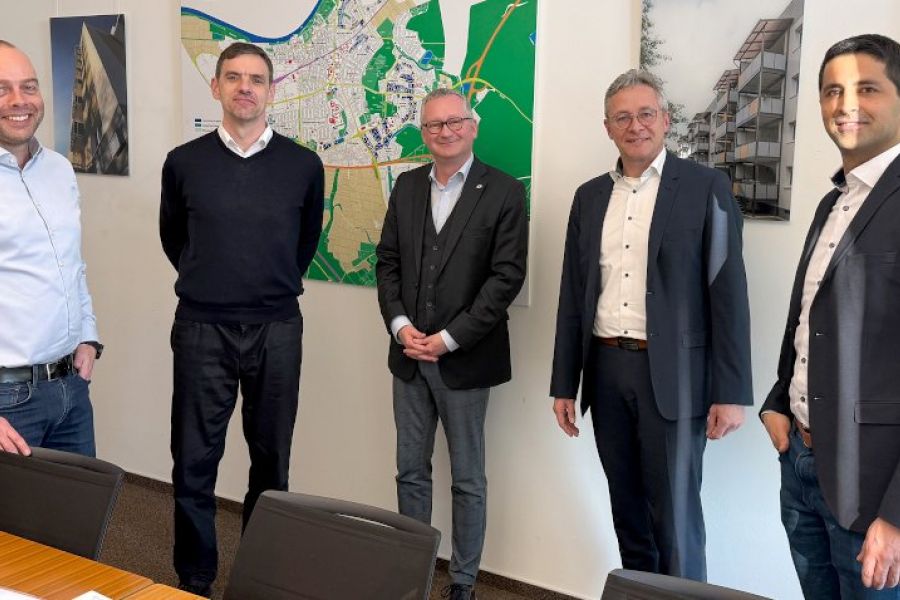 Der gewobau-Geschäftsführer Torsten Regenstein mit Prokurist Thomas Steininger und die Bereichsleiter Axel Kuhlmann und Michael Maurer von der Ed. Züblin AG unterzeichneten den Vertrag