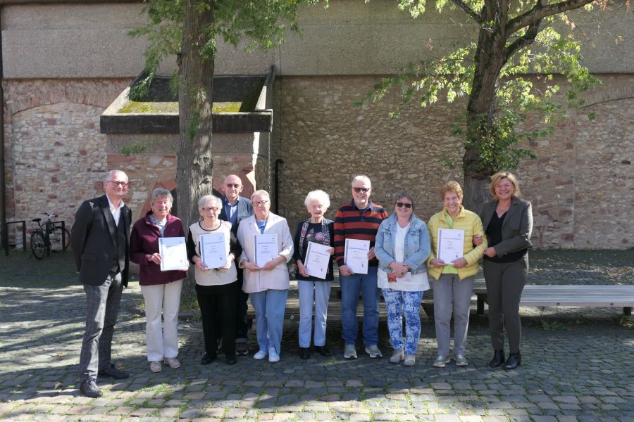 Geschäftsführer Torsten Regenstein und Prokuristin Anke Luciano ehren die Mieterinnen und Mieter für ihr Gartenengagement