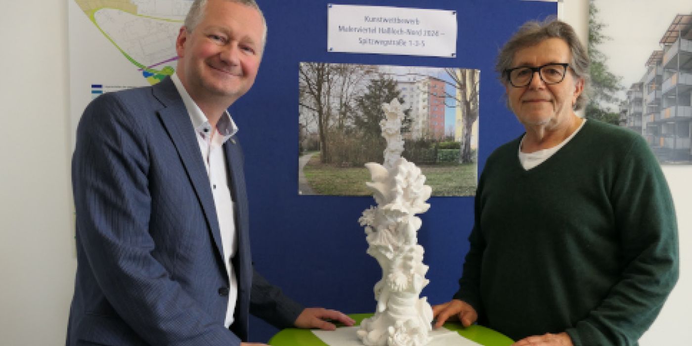Torsten Regenstein und Karl-Heinz Becker präsentieren das Modell des neuen Kunstwerks