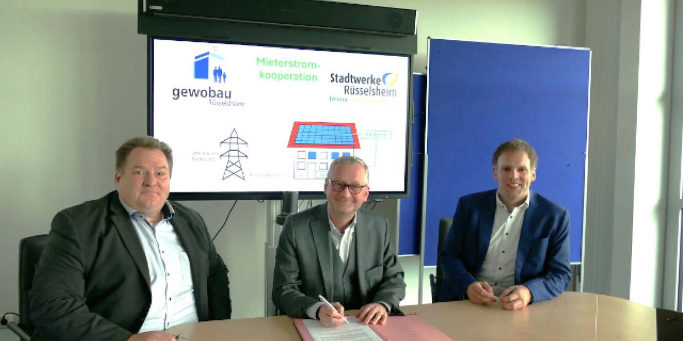 homas Gapp, Stadtwerke Rüsselsheim, Torsten Regenstein, gewobau Rüsselsheim, Maik Landwehr, Stadtwerke Rüsselsheim bei der Vertragsunterzeichnung