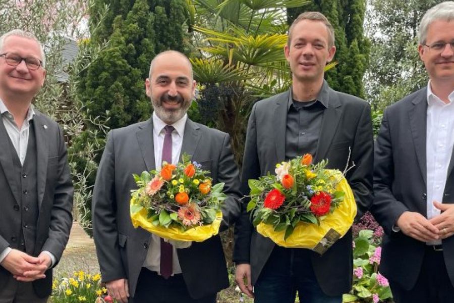 Von links nach rechts sind zu sehen, Bürgermeister Murat Karakaya und Stadtrat Simon Valerius (beide Mitte) wurden vom Aufsichtsratsvorsitzende Oberbürgermeister Patrick Burghardt (rechts) und Geschäftsführer Torsten Regenstein (links) als neue Mitglieder im gewobau-Aufsichtsrat begrüßt.