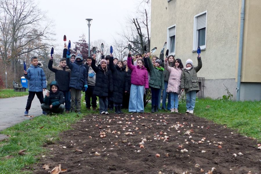 20 Kinder der Goetheschule pflanzten insgesamt 600 Blumenzwiebeln