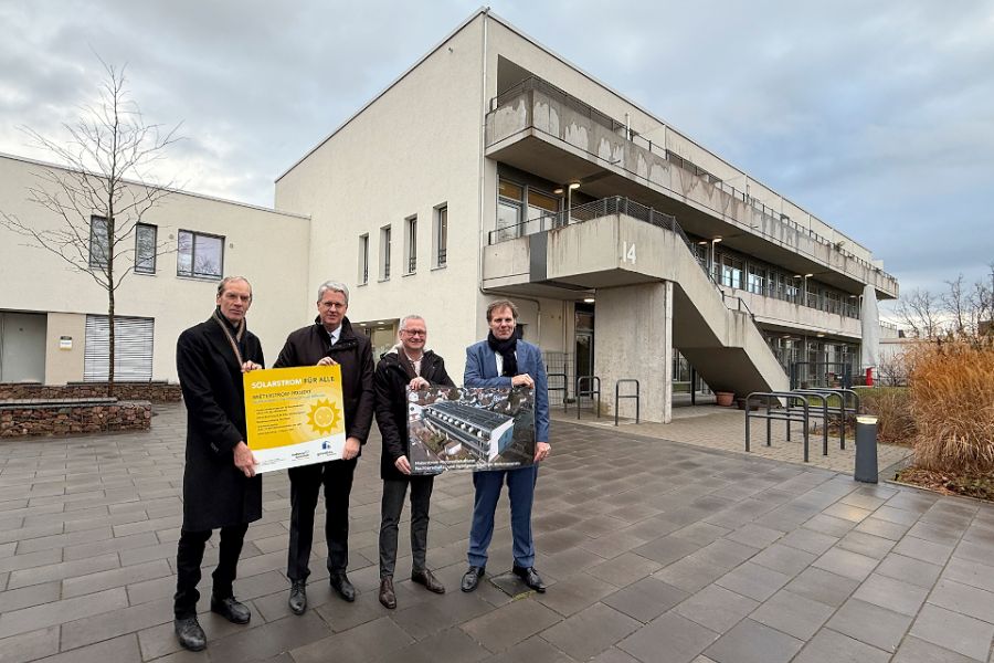 Pfarrer Andreas Jung, Oberbürgermeister Patrick Burghardt, gewobau Geschäftsführer Torsten Regenstein und Maik Landwehr, Geschäftsführer der Stadtwerke Rüsselsheim präsentieren stolz die neue Mieterstrom-Photovoltaikanlage des Nachbarschafts- und Familienzentrums Böllensee