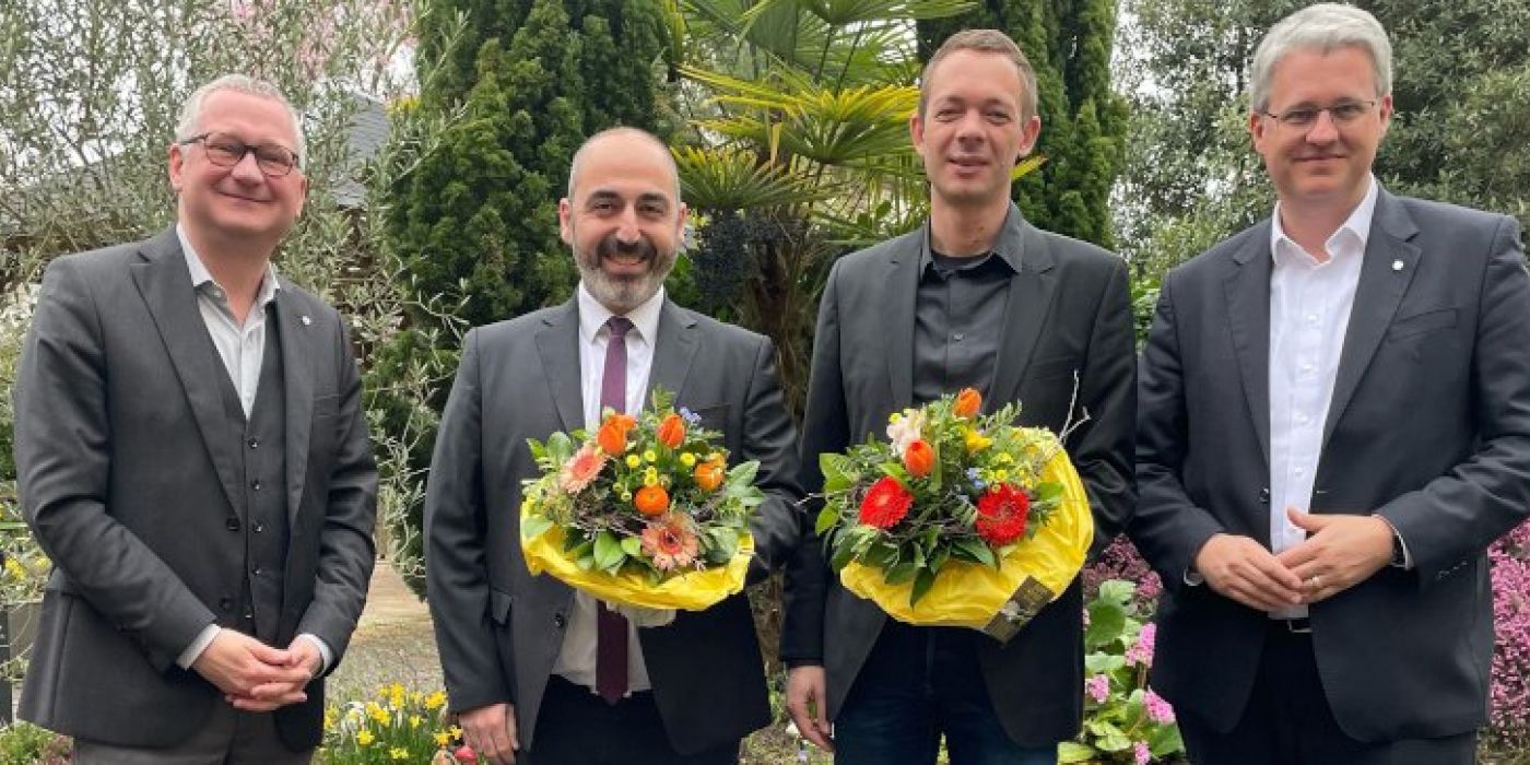 Von links nach rechts sind zu sehen, Bürgermeister Murat Karakaya und Stadtrat Simon Valerius (beide Mitte) wurden vom Aufsichtsratsvorsitzende Oberbürgermeister Patrick Burghardt (rechts) und Geschäftsführer Torsten Regenstein (links) als neue Mitglieder im gewobau-Aufsichtsrat begrüßt.