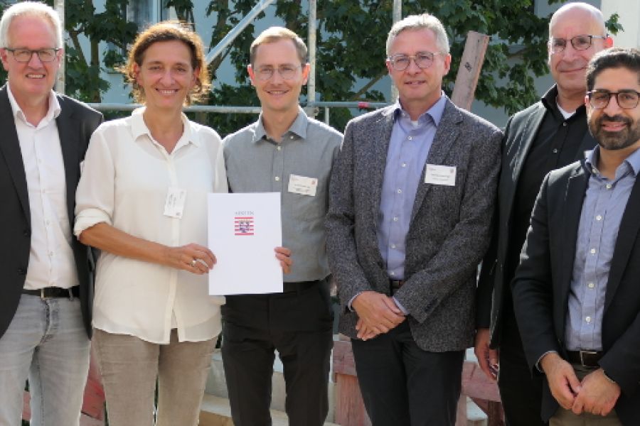 Minister Kaweh Mansoori, Hessisches Ministerium für Wirtschaft, Energie, Verkehr, Wohnen und ländlichen Raum, verlieh der gewobau Rüsselsheim, vertreten durch Prokurist Thomas Steininger und Projektleiter Joshua Hensel und den Architekten von FFM Architekten, vertreten durch Architekten Cilia und Hendrik Tovar, den 4. Hessischen Preis für Innovation und Gemeinsinn im Wohnungsbau.