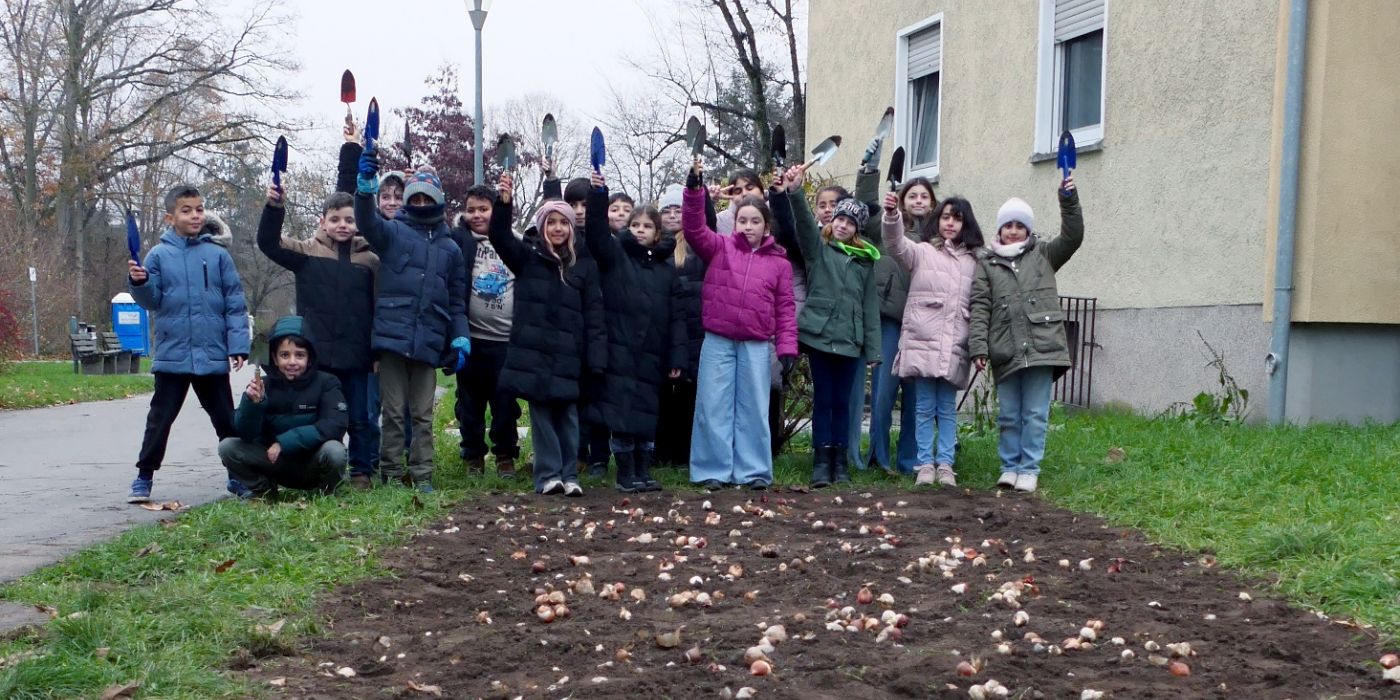 20 Kinder der Goetheschule pflanzten insgesamt 600 Blumenzwiebeln