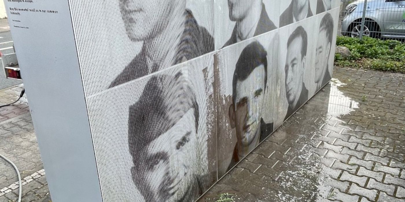 Restaurierung der Gedenkmauer für die Opfer der Lynchmorde an amerikanischen Soldaten in der Grabenstraße