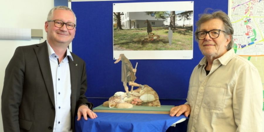 Geschäftsführer Torsten Regenstein und Juryvorsitzender Karl-Heinz Becker mit dem Modell des "Rübezahl"