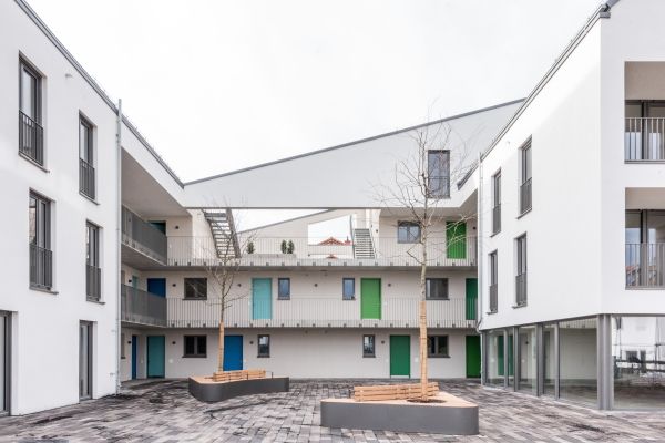 Innenhof der Wohnanlage Im großen Eichen in dRheingauer Straße 27a/b, Bauschheim 