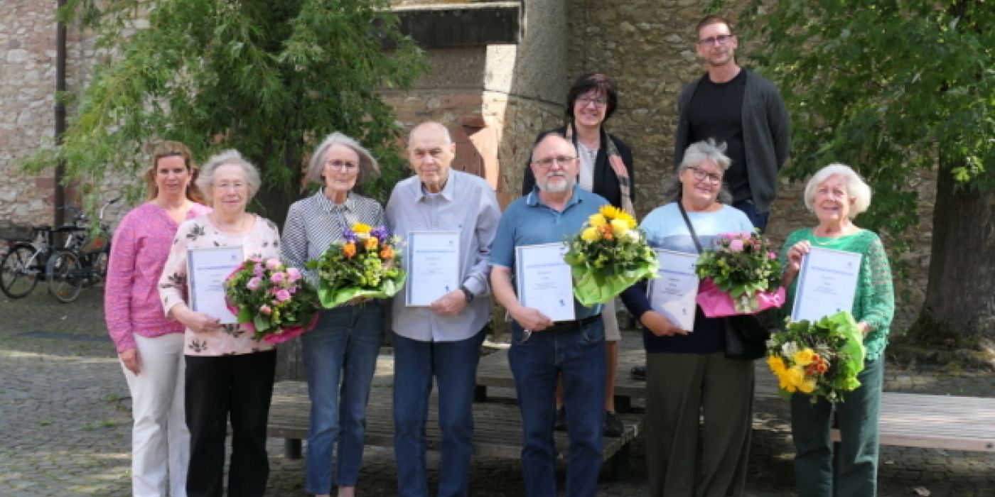 Gruppenbild der Mieterinnen und Mieter sowie gewobau Mitarbeiter und Mitarbeiterinnen bei der Ehrung in der Rüsselsheimer Festung
