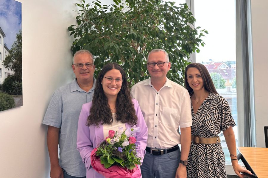 Die Ausbilder der gewobau und Geschäftsführer Torsten Regenstein begrüßen Alina Ehlenberger
