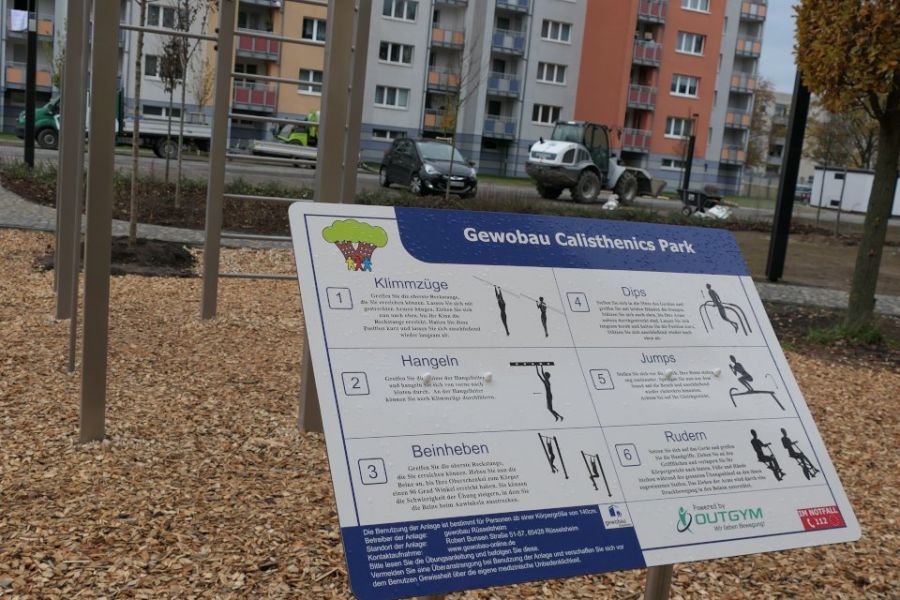 Das Schild erklärt die Nutzung der einzelnen Geräte im Calisthenics-Park