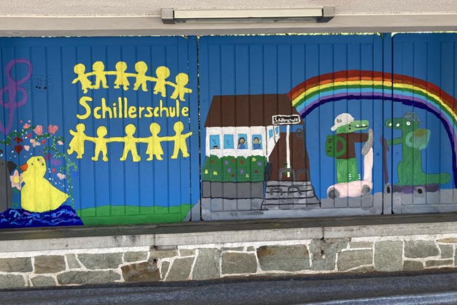 Buntes Kunstwerk für den Schulhof der Schillerschule