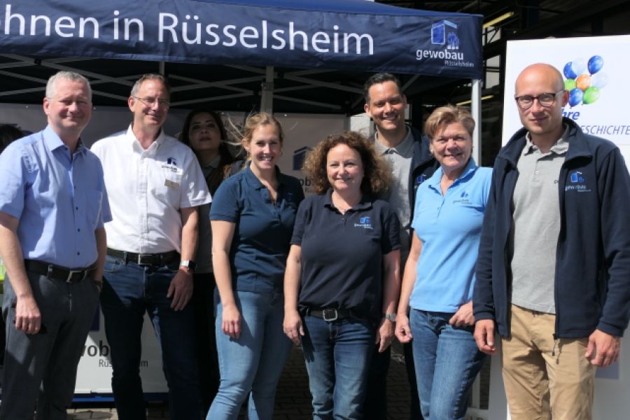 Gruppennbild mit Torsten Regemstein und dem Team der gewobau am Stand beim Tag der offenen Tür 2024