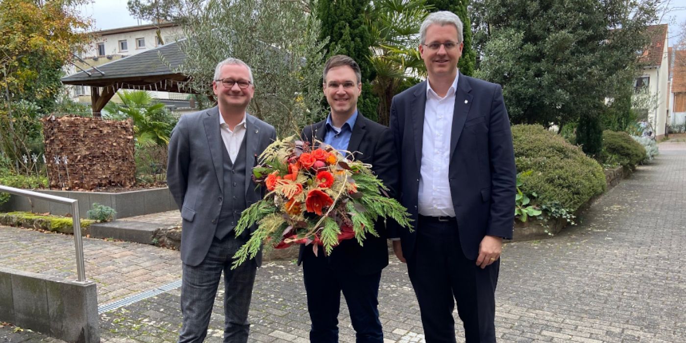 Torsten Regenstein und Oberbürgmeister Patrick Burkhardt verabschieden Bürgermeister Dennis Grieser wurde aus dem Aufsichtsrat der gewobau Rüsselsheim