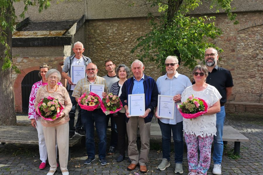 Gruppenbild der anwesenden geehrten Mieterinnen und Mieter 