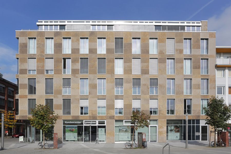 Fassade der gewobau Geschäftsstelle am Bahnhofsplatz in Rüsselsheim