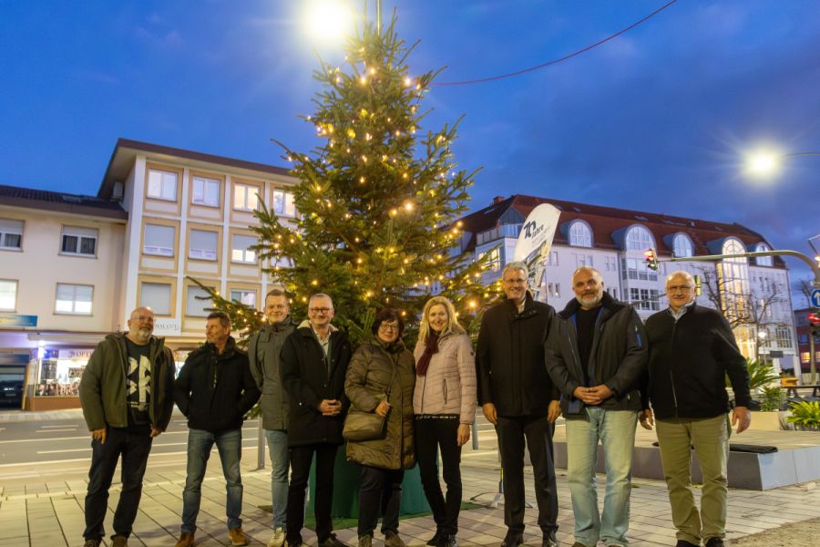 Geschäftsführer Torsten Regenstein übergab den großen Jubiläums-Weihnachtsbaum zum 1. Adventswochenende offiziell gemeinsam mit dem Aufsichtsratsvorsitzenden Oberbürgermeister Patrick Burghardt, Susanne Junginger vom Gewerbeverein und Vertretern und Vertreterinnen der beteiligten Institutionen an die Öffentlichkeit.