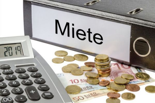 Bild zeigt Taschenrechner, Geld und einen Ordner