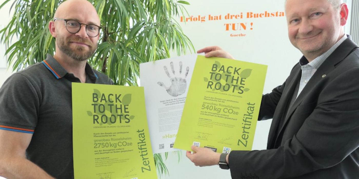 Ron Richter, Geschäftsführer der Klimafarmer GmbH, und Geschäftsführer Torsten Regenstein halten die Klimazertifikate