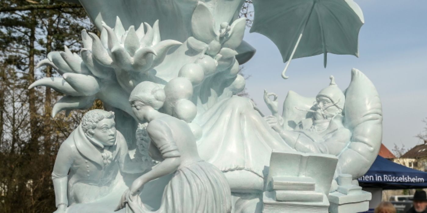 feinsinnige und humorvolle Darstellung der Details auf der barockartigen Spitzweg-Säule