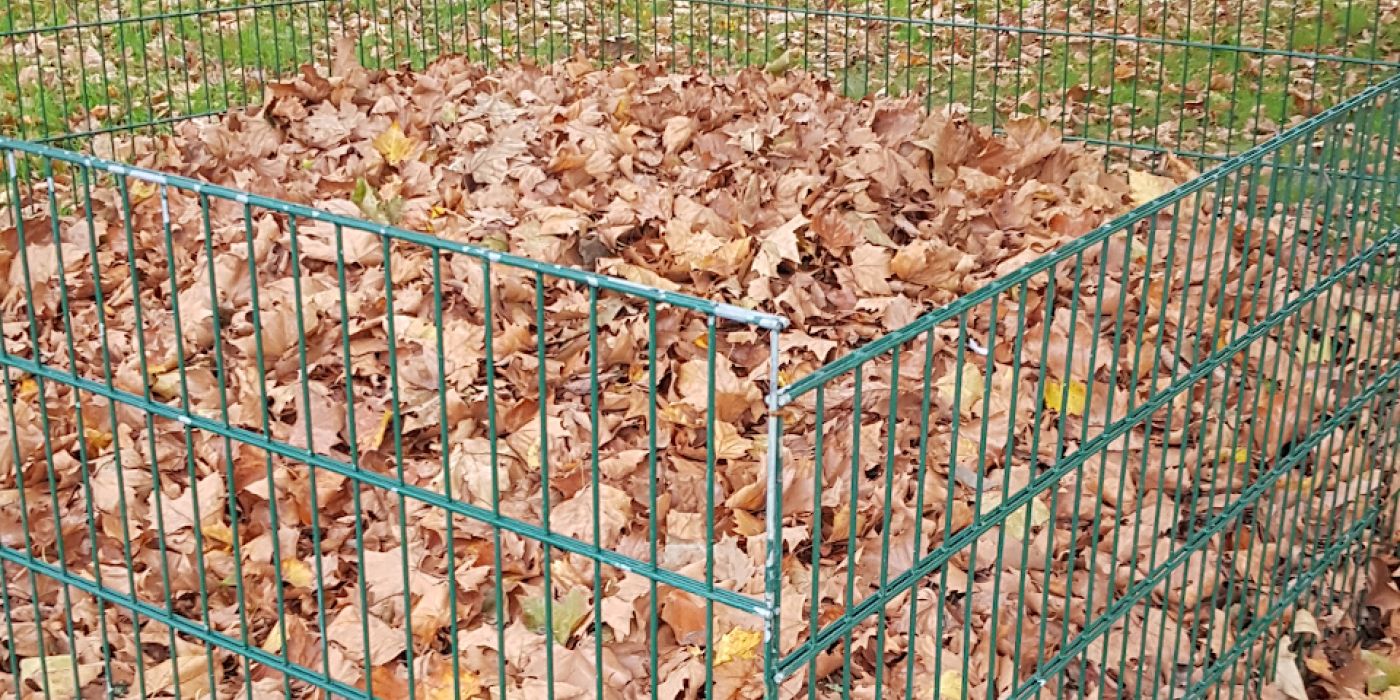 Große Laubkorbgitter stehen zum Sammlen des aufgekehrten Laubes zur Verfügung.