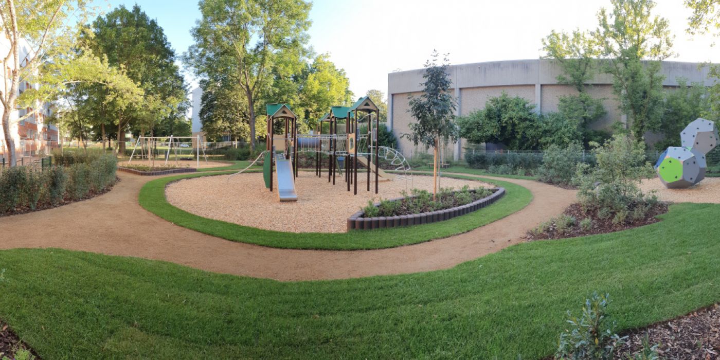 Der neue Spielplatz an der gewobau Wohnanlage in der Virchowstraße 14 ist fertigestellt und steht den Kindern nun zur Verfügung