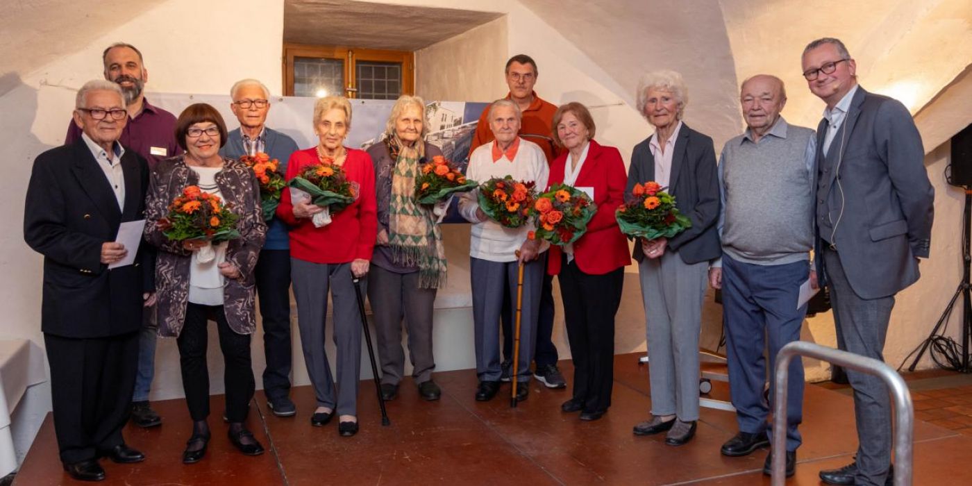 Gruppenbild mit Torsten Regenstein und den geehrten langjährigen Mietern und Mieterinnen