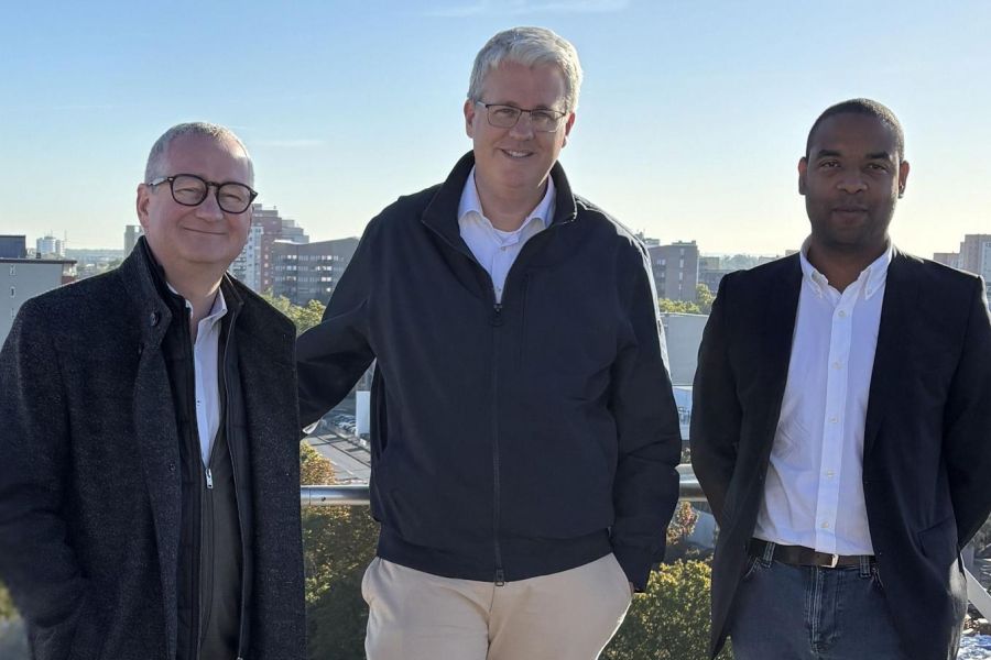 gewobau Geschäftsführer Torsten Regenstein, OB Patrick Burghardt und gewobau Abteilungsleiter Lian Moiba auf dem Dach des modernisierten Wohnhochhauses im Borngraben