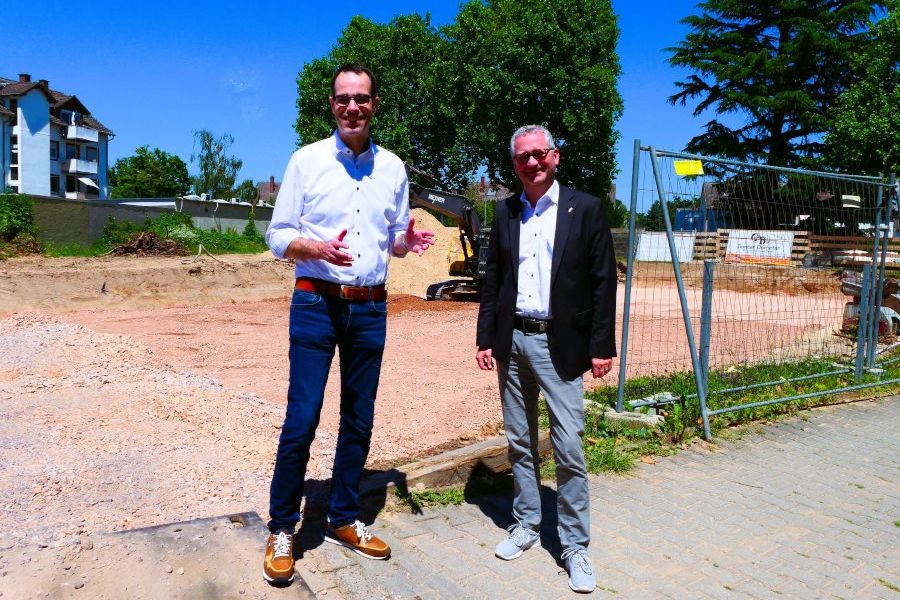 Stadtrat Nils Kraft besichtigt mit Geschäftsführer Torsten Regenstein die neue Baustelle