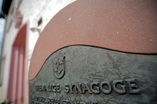 Gedenkstein an der Fassade der Alten Synagoge
