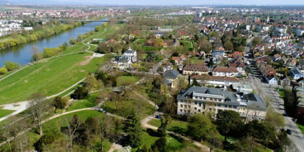 Bild zeigt Rüsselsheim und das Mainvorland von oben