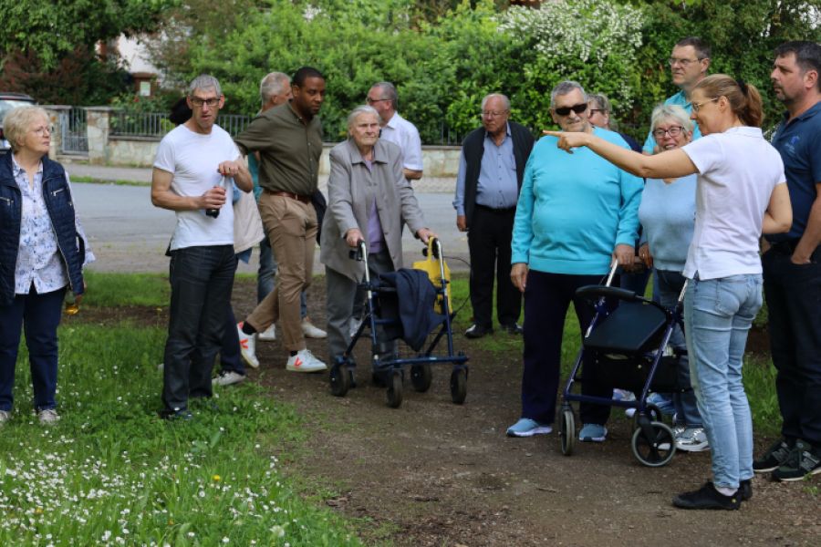Die gewobau Mitarbeiter erlaäutern den Mietern und Mieterinnen die neue biodiverse Außenanlage