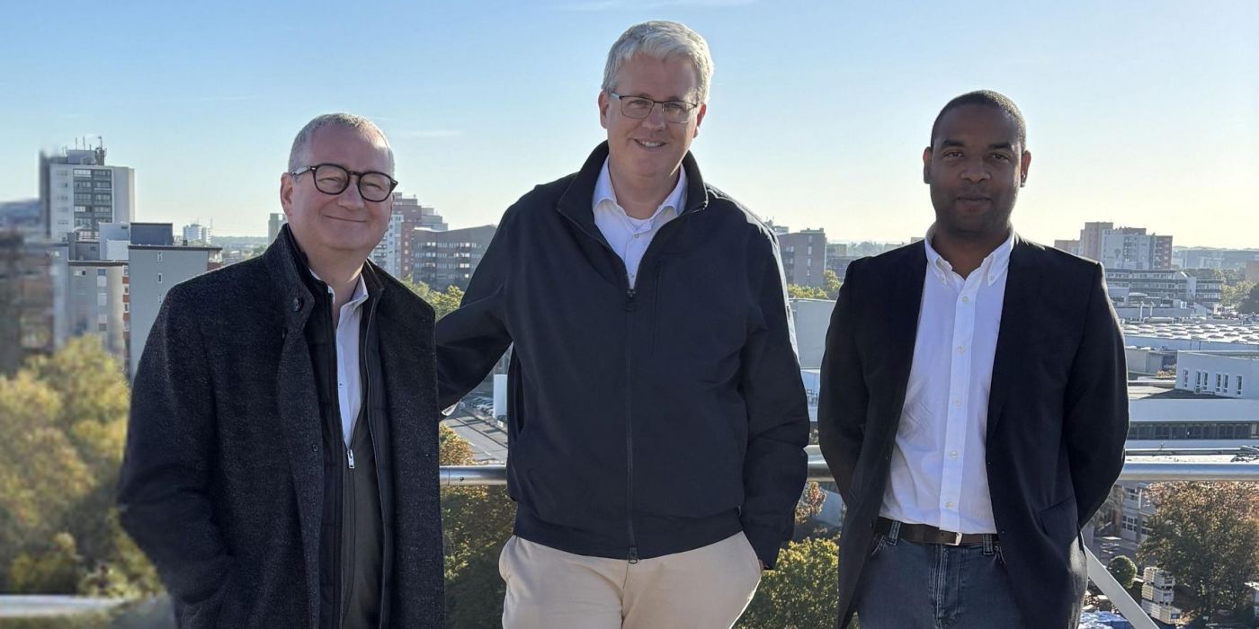 gewobau Geschäftsführer Torsten Regenstein, OB Patrick Burghardt und gewobau Abteilungsleiter Lian Moiba auf dem Dach des modernisierten Wohnhochhauses im Borngraben