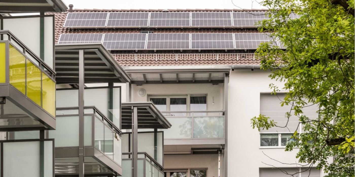 Zu sehen ist ein gewobau Wohngebäude mit Solarenergieanlage