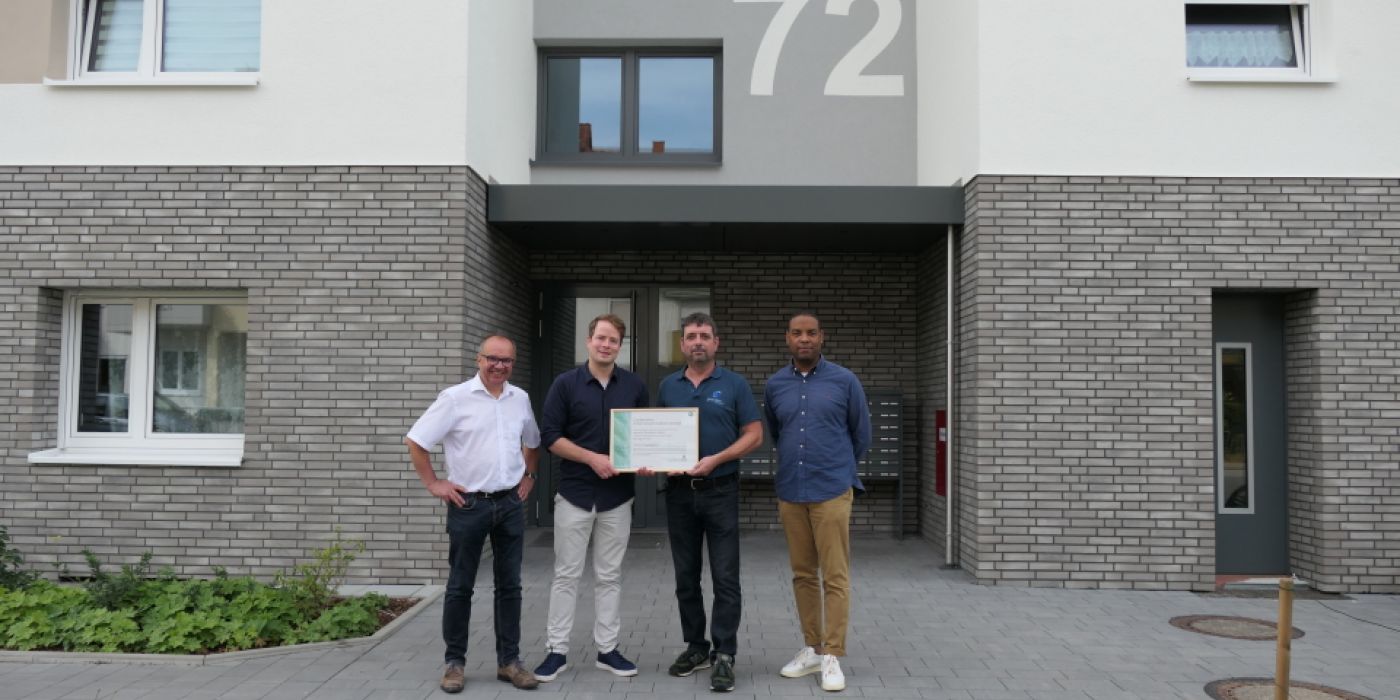 Bei der Übergabe des Zertifikates Bernhard Klöppner, Geschäftsführer F. C. Nüdling Betonelemente GmbH + Co. KG, Dr. Mario Schmitt, Geschäftsführer ecoLocked GmbH, Jörg Gundert, Projektleiter und Lian Moiba, Leiter der Technischen Abteilung Service  bei der Übergabe des Zertifikates